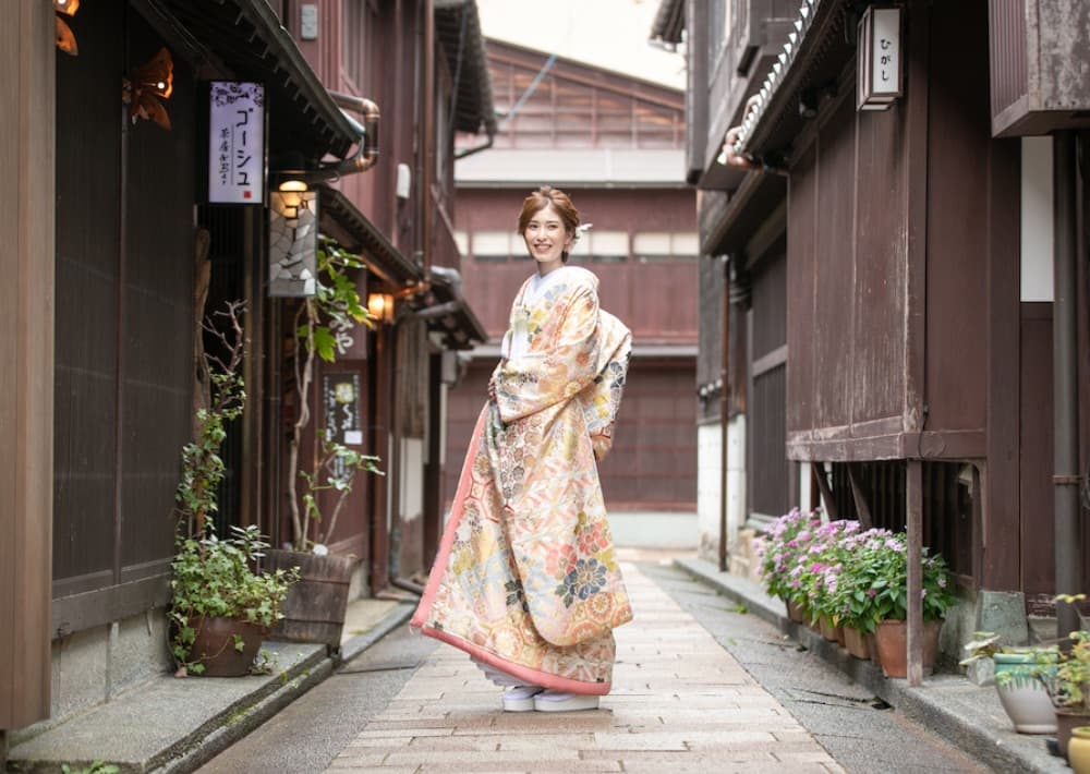 金沢料亭大友楼で少人数和装結婚式_ベージュ金沢サロン