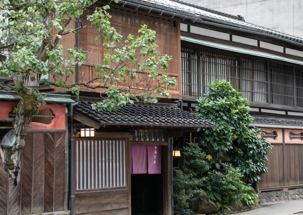 金沢料亭大友楼で少人数和装結婚式_ベージュ金沢サロン