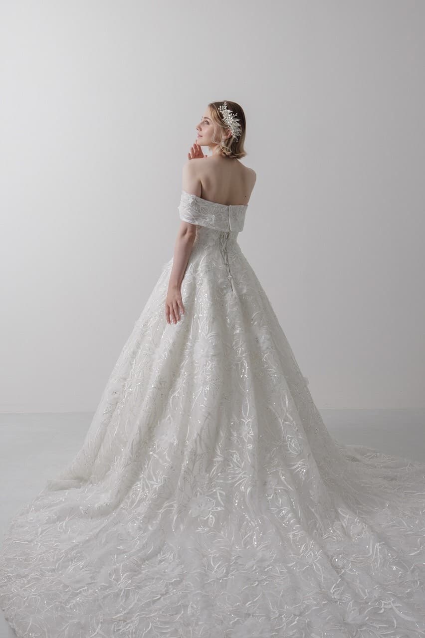 ベージュ金沢のウェディングドレス