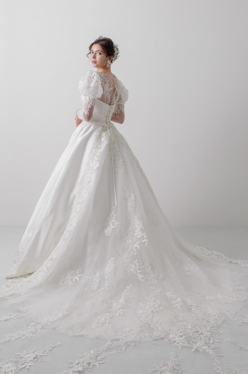 ベージュ金沢のウェディングドレス