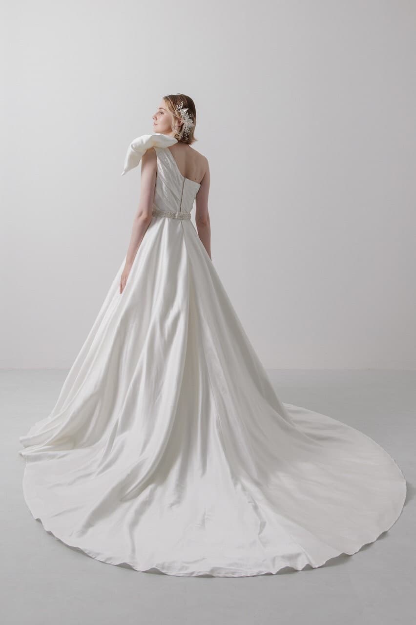 ベージュ金沢のウェディングドレス