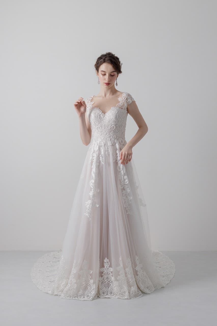 ベージュ金沢サロンのウェディングドレス