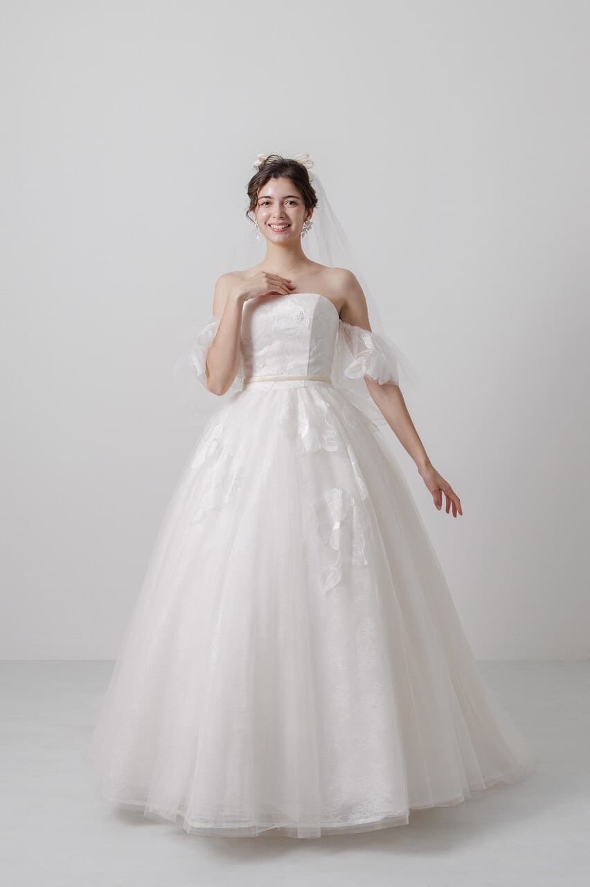 ベージュ金沢サロンのウェディングドレス