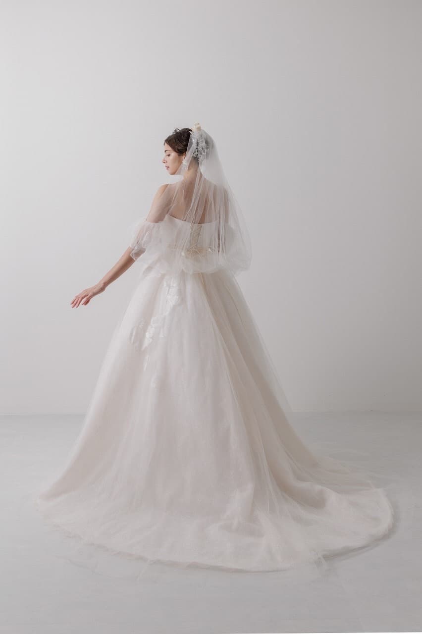 ベージュ金沢サロンのウェディングドレス