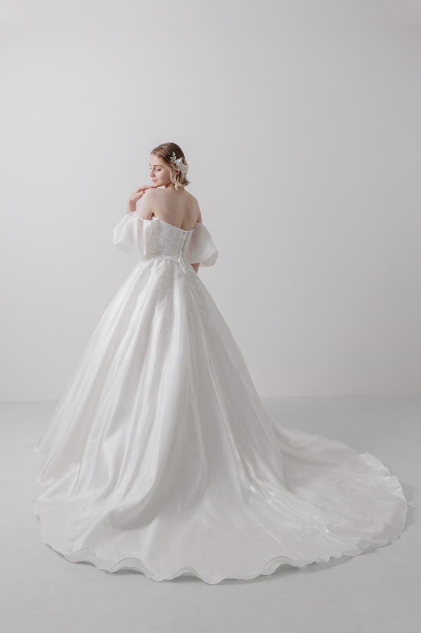 ベージュ金沢サロンのウェディングドレス