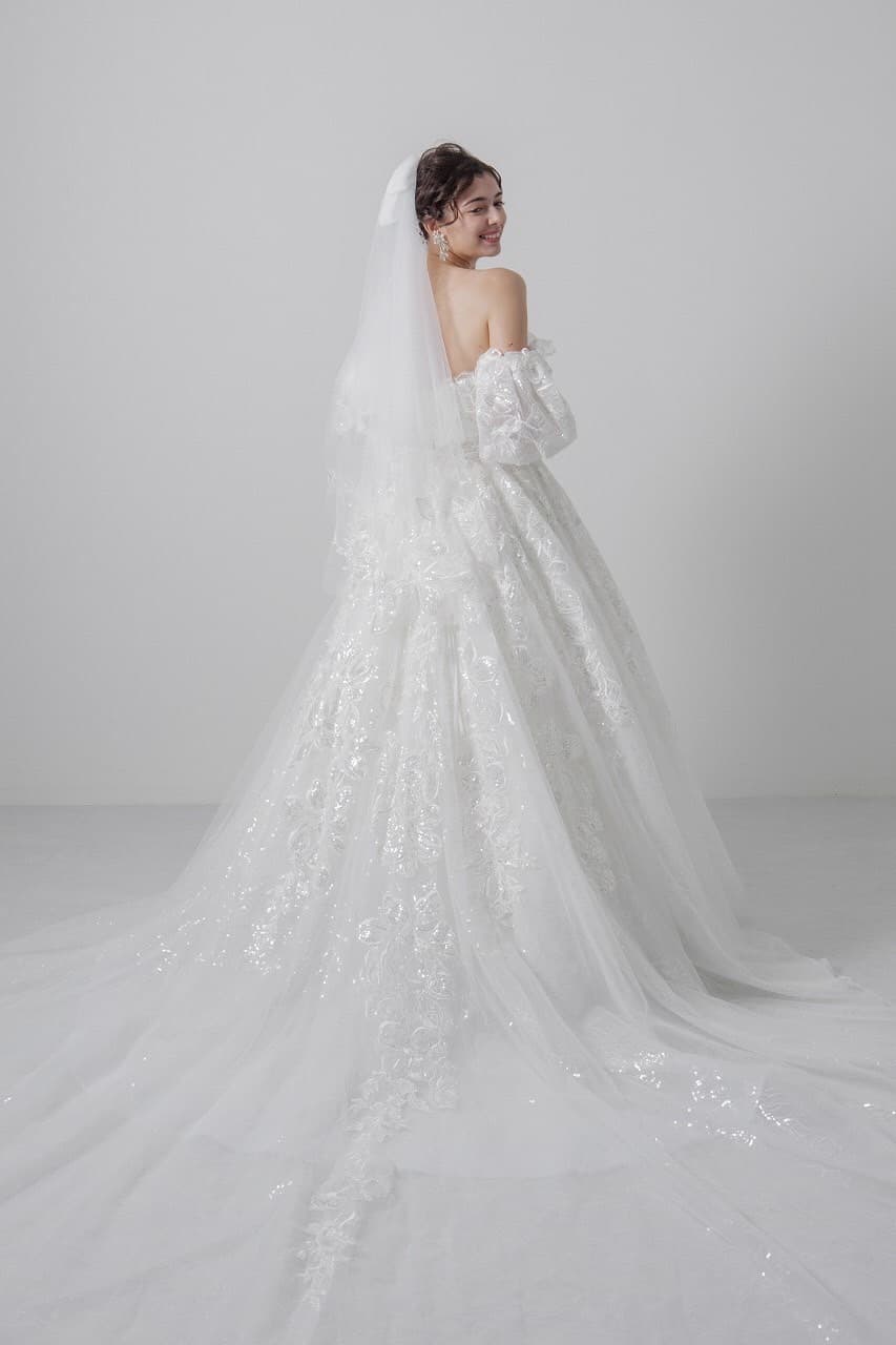 ベージュ金沢サロンのウェディングドレス