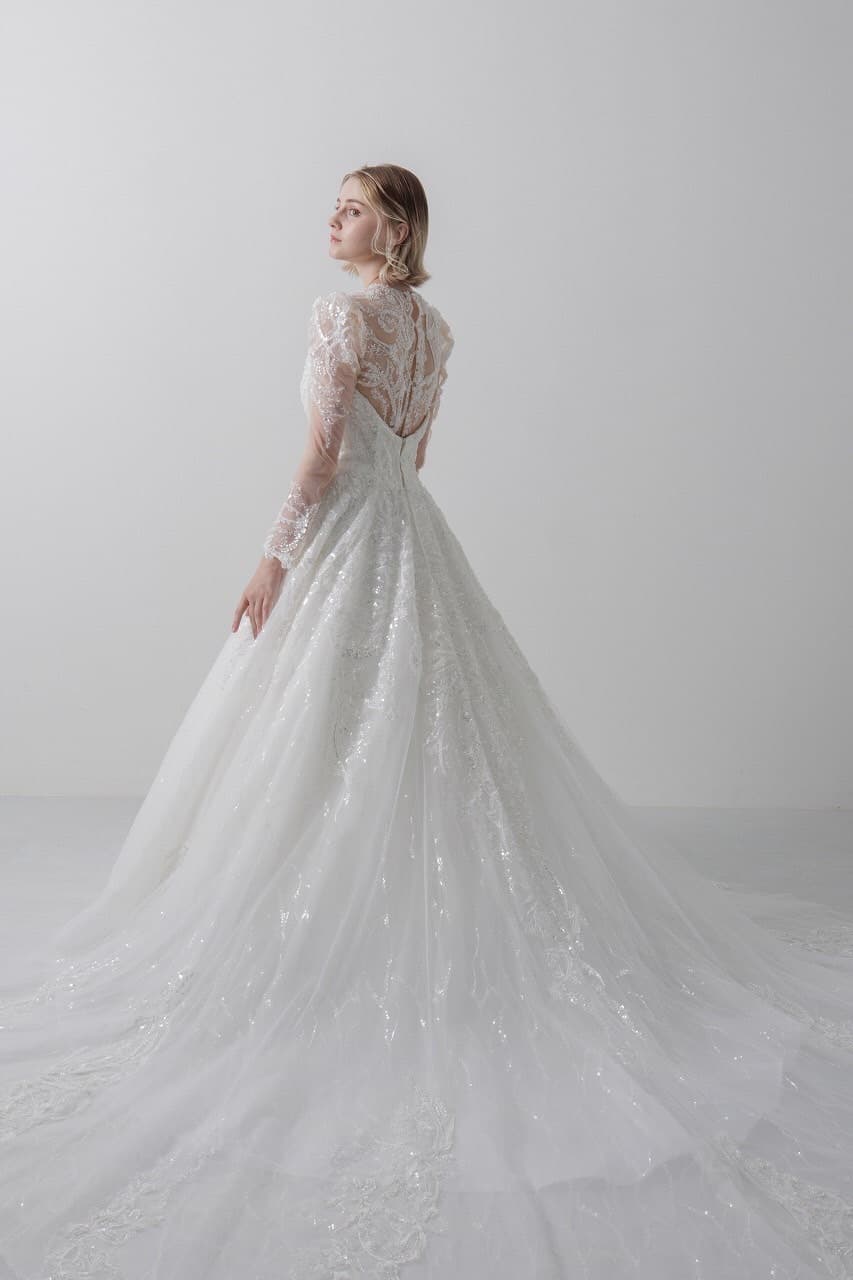 ベージュ金沢サロンのウェディングドレス