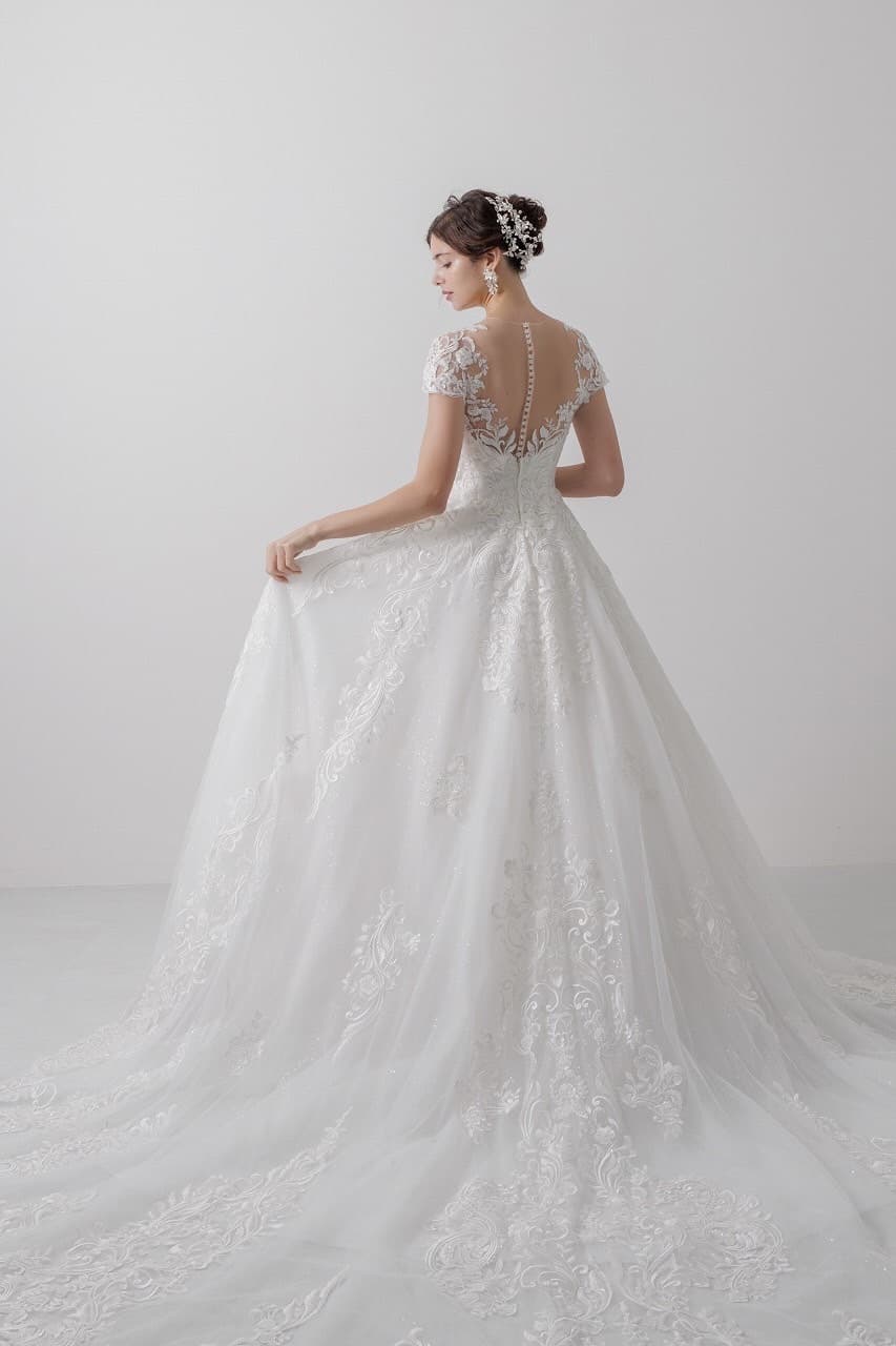 ベージュ金沢サロンのウェディングドレス