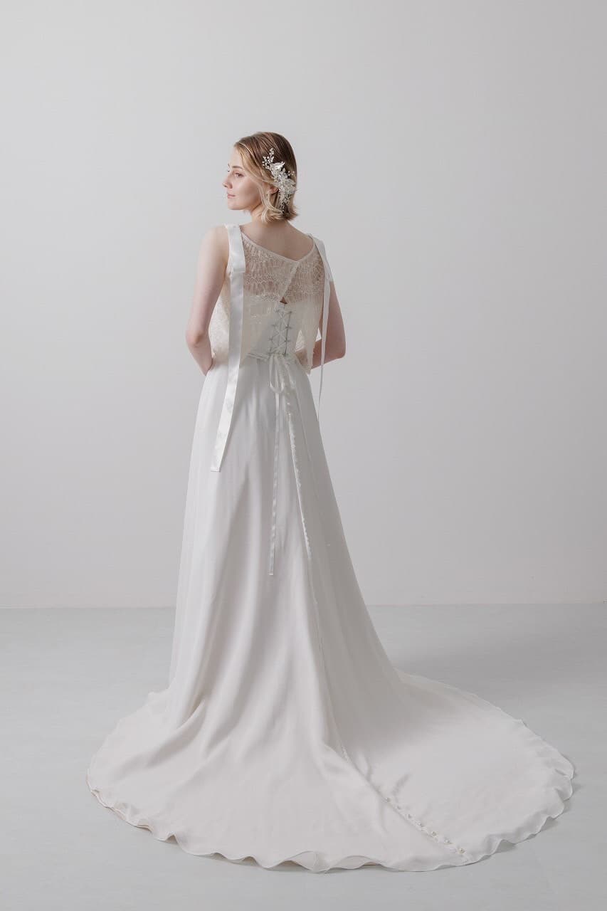 ベージュ金沢サロンのウェディングドレス