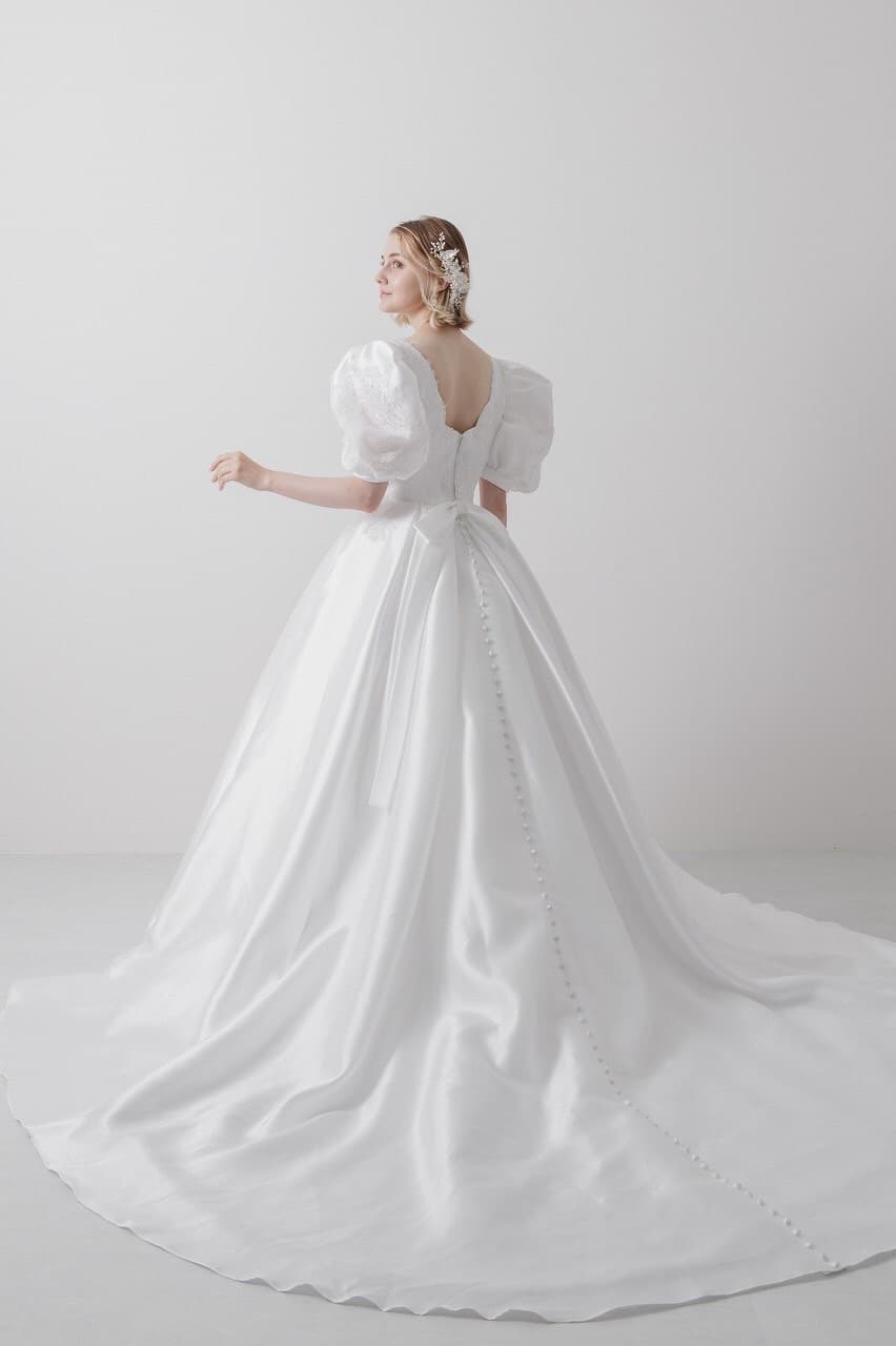 ベージュ金沢のウェディングドレス