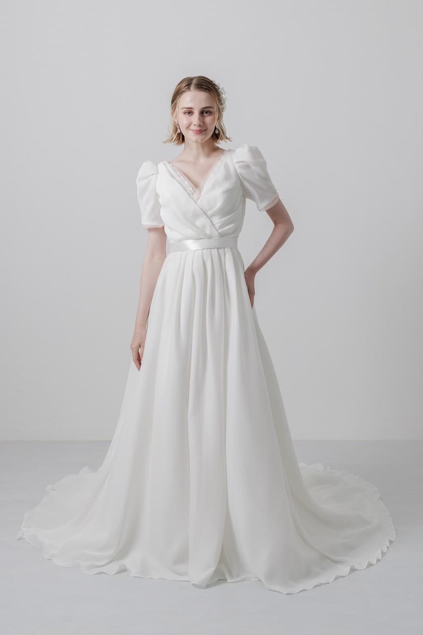 ベージュ金沢サロンのウェディングドレス