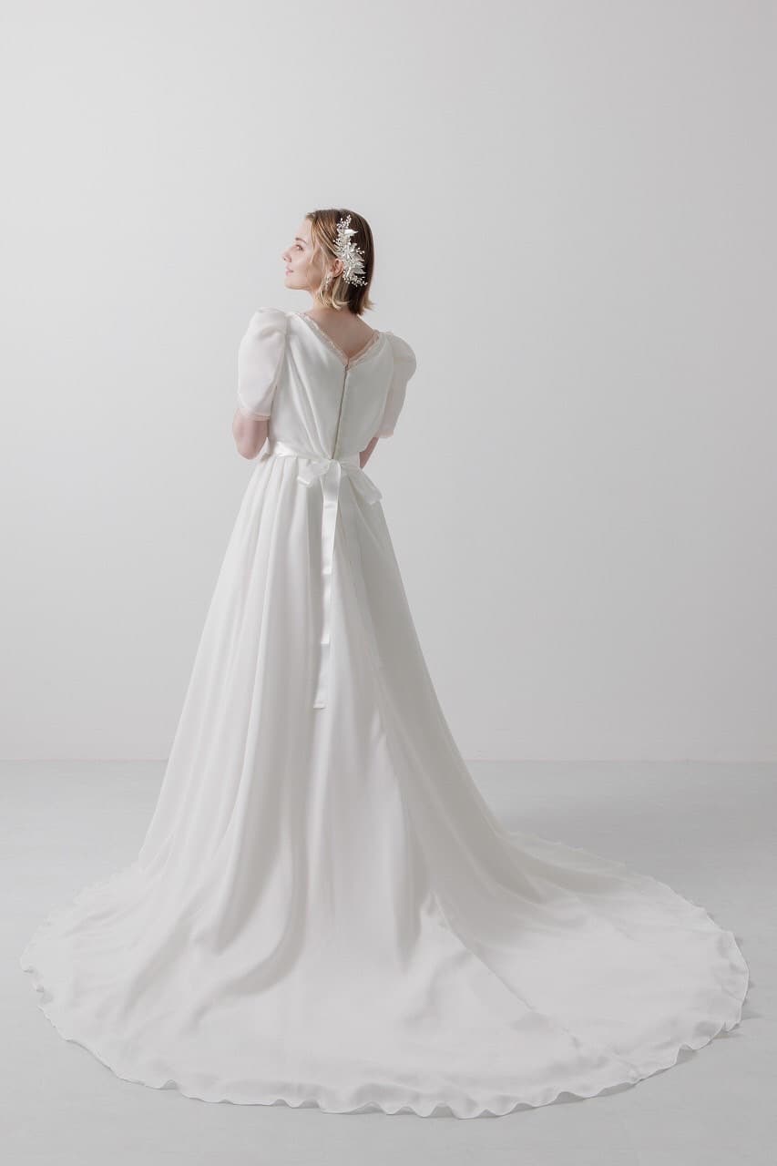 ベージュ金沢サロンのウェディングドレス