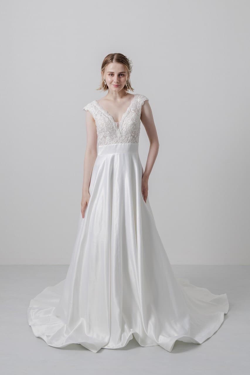 ベージュ金沢サロンのウェディングドレス