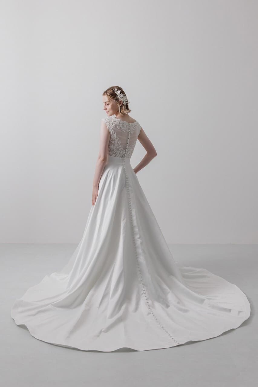 ベージュ金沢サロンのウェディングドレス