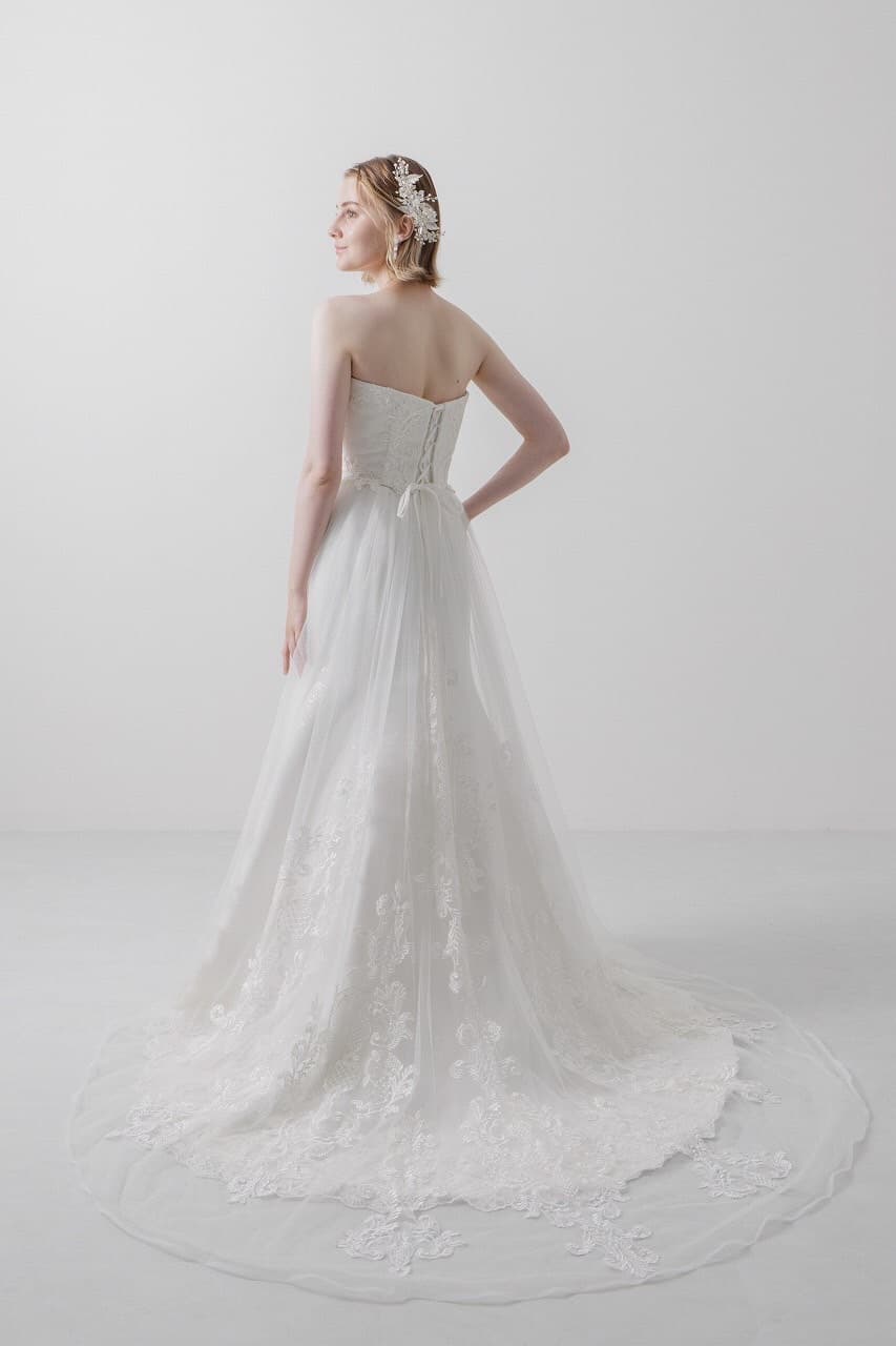 ベージュ金沢サロンのウェディングドレス