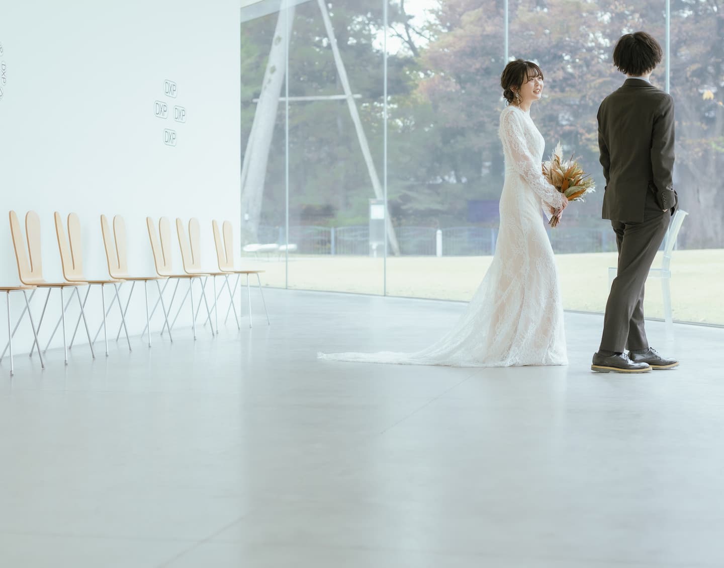 金沢21世紀美術館でドレス前撮り_ベージュ金沢サロン