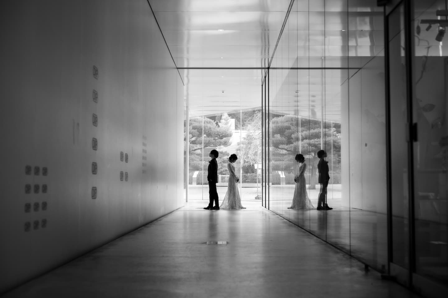 金沢21世紀美術館でドレス前撮り_ベージュ金沢サロン