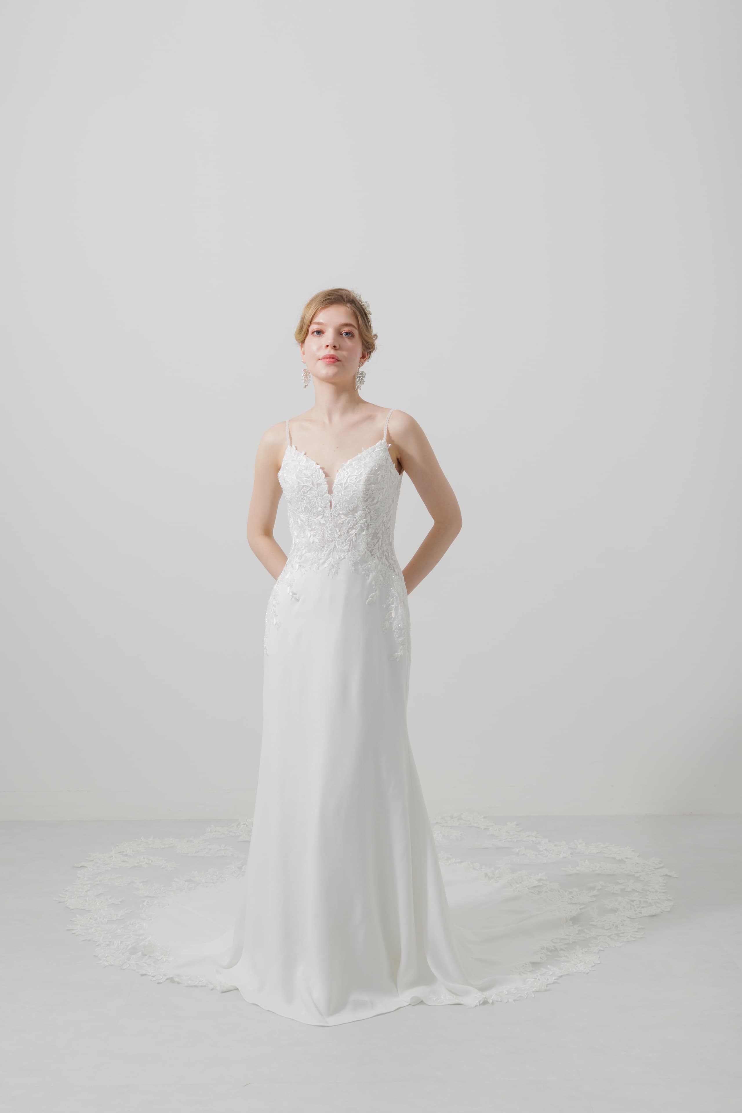 ベージュ金沢のレンタルウェディングドレス