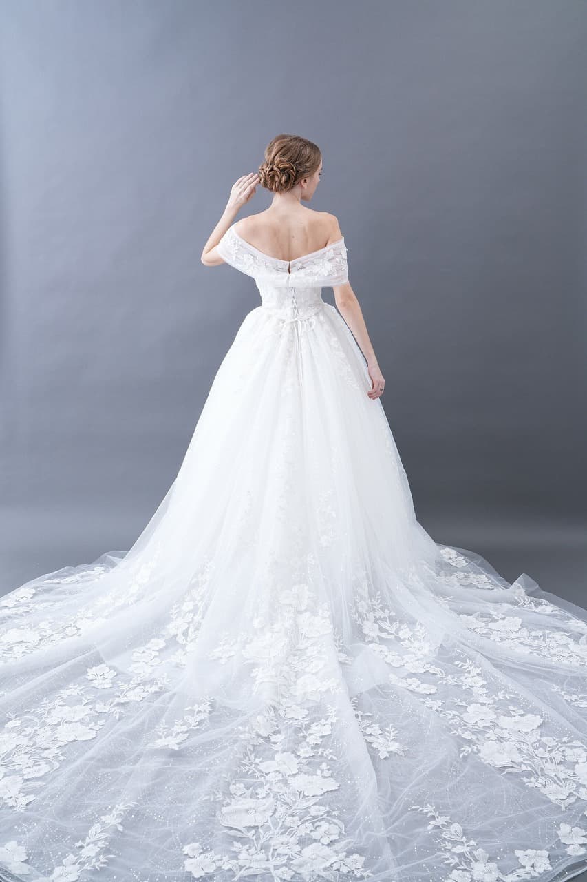 ベージュ金沢のレンタルウェディングドレス