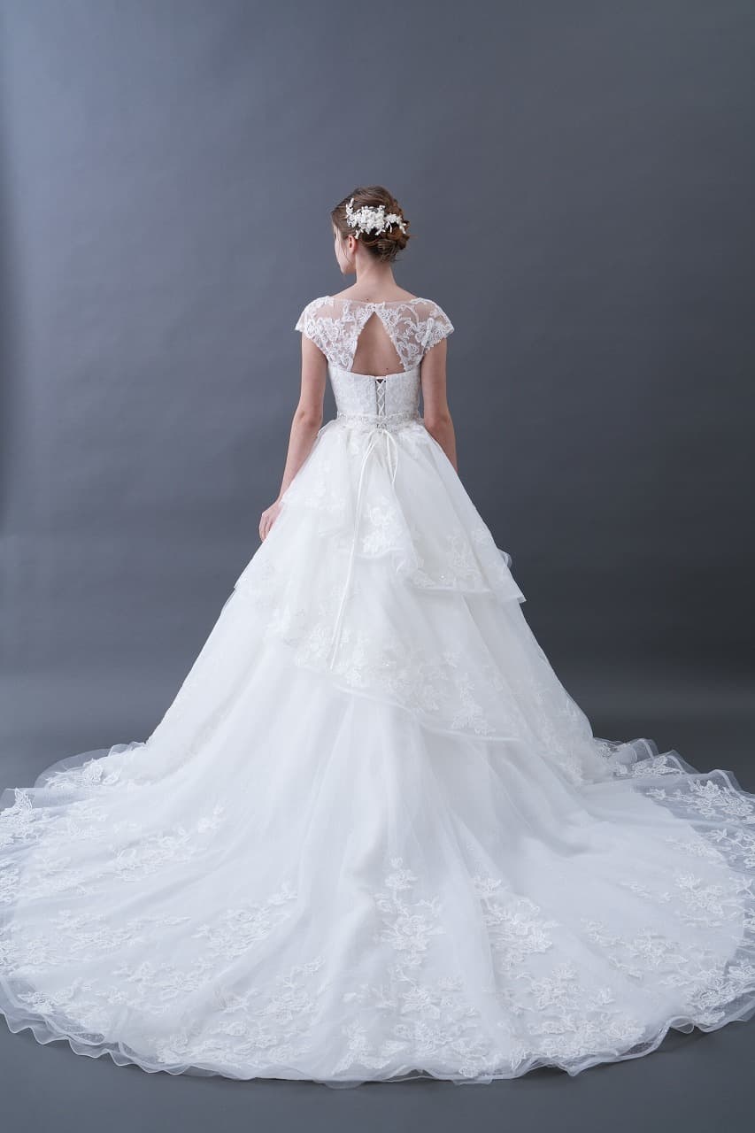 ベージュ金沢のレンタルウェディングドレス