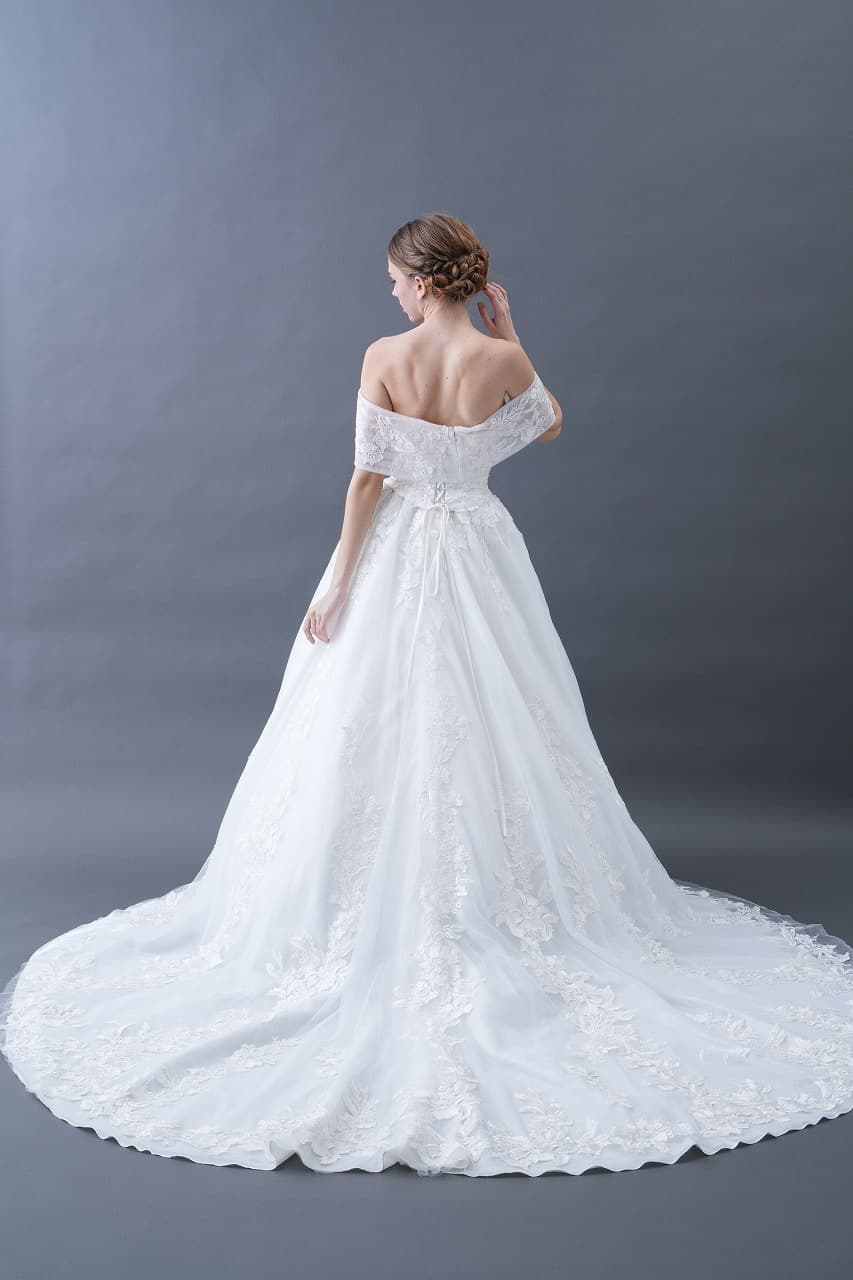 ベージュ金沢のレンタルウェディングドレス