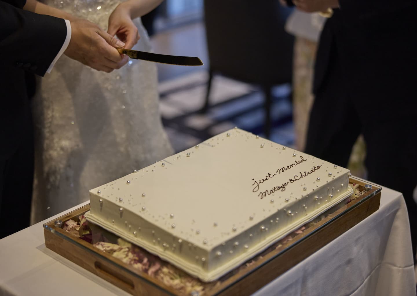 パールを使ったシンプルで大人なウェディングケーキ