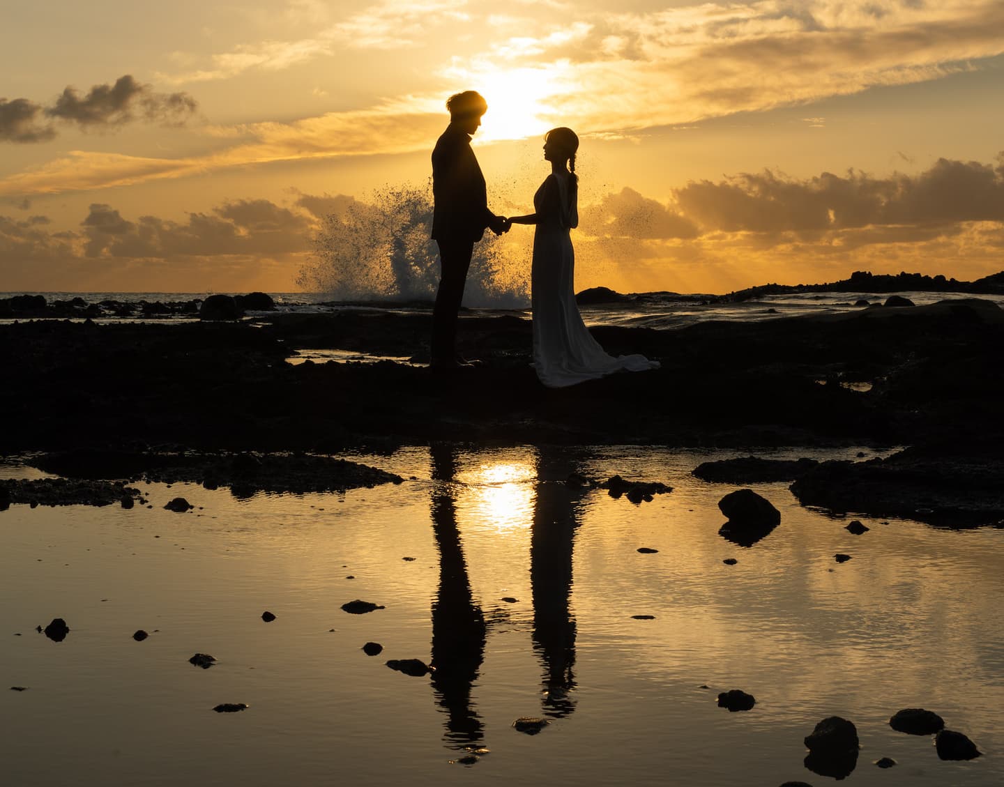 金沢の夕日の海でドレス前撮り_ベージュ金沢サロン