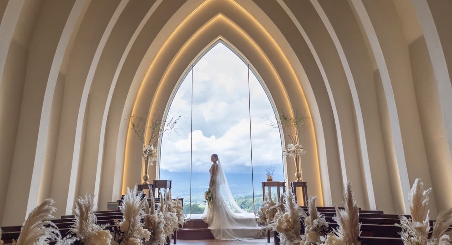 軽井沢と沖縄挙式のためのウェディングドレス